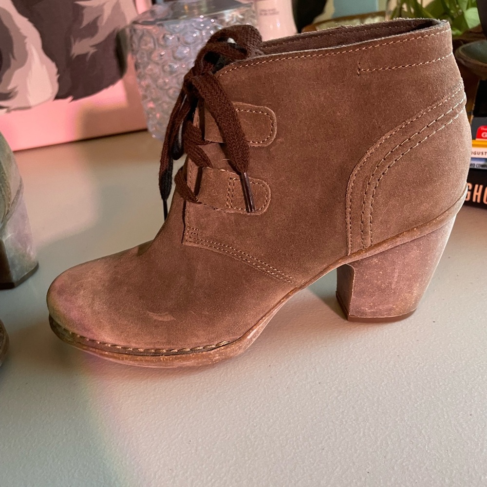 Clarks Artisan Carleta Lyon Leather Ankle boots in SZ 8 in gently used condition